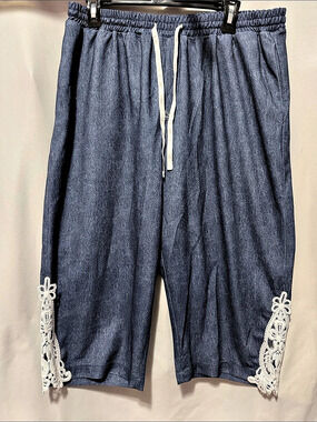 Lace Trim Capris in Blue Size XL Like New
